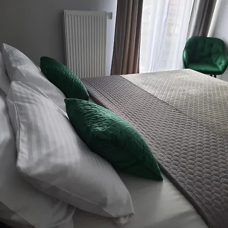 Bialy Dworek Bed and Breakfast 3*