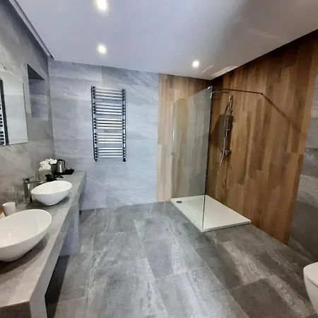 Bialy Dworek Bed & Breakfast 3*
