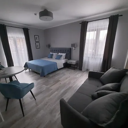 Bialy Dworek Bed and Breakfast 3*