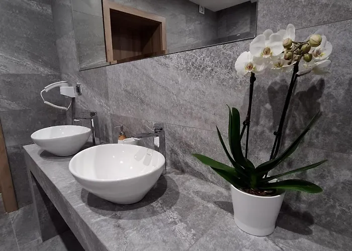 לינה וארוחת בוקר Bialy Dworek 3*